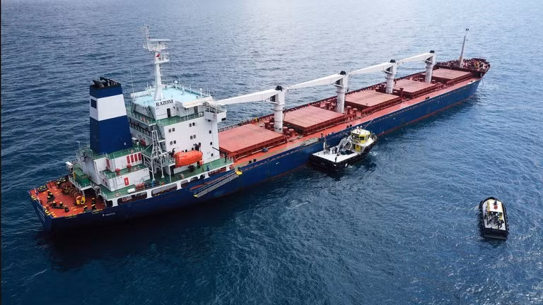 Hình ảnh từ trên không của tàu chở hàng khô Razoni, chở 26.527 tấn ngô, rời cảng Odessa hướng đến Lebanon vào ngày 3/8/2022. Ảnh: Getty.