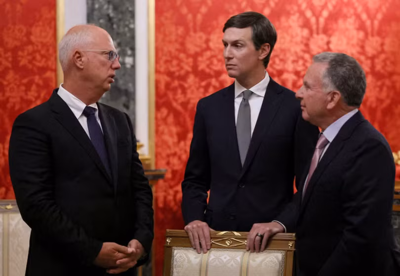 Jared Kushner, con rể của Tổng thống Mỹ Donald Trump, Đặc phái viên Mỹ Steve Witkoff và đặc phái viên của Tổng thống Nga Kirill Dmitriev chờ đợi trước cuộc gặp với Tổng thống Nga Vladimir Putin tại Điện Kremlin ở Moscow, Nga, ngày 5/9. Ảnh: Reuters.