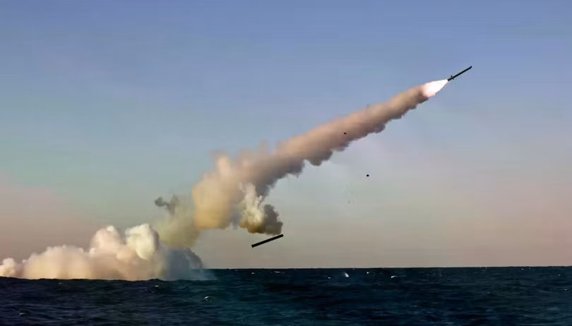 Ảnh do hãng thông tấn nhà nước Triều Tiên (KCNA) cung cấp ngày 14/10 cho thấy Triều Tiên thử nghiệm hai loại tên lửa hành trình chiến lược phóng từ tàu ngầm. Ảnh: Yonhap.
