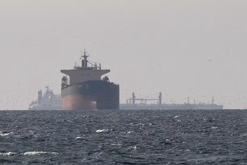 Các tàu chở hàng ở Vịnh Ba Tư, gần eo biển Hormuz, nhìn từ phía bắc Ras al-Khaimah, ngày 11/3. Ảnh: Reuters.