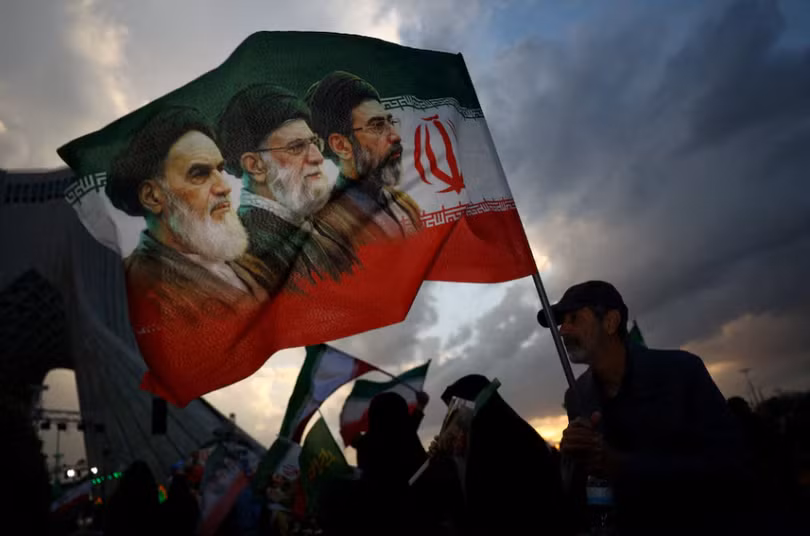 Một người đàn ông cầm cờ trong một cuộc biểu tình ở Tehran, Iran hôm 30/4. Ảnh: Reuters.