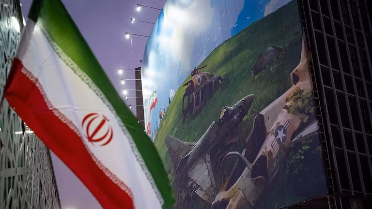 Một tấm bảng có hình ảnh vận động chống Mỹ ở Tehran, Iran. Ảnh: Getty.