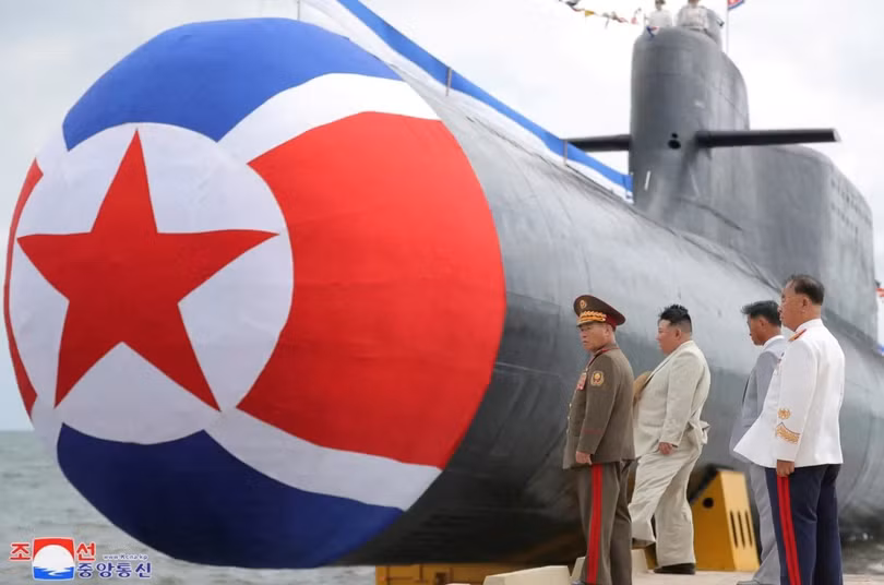 Lãnh đạo Triều Tiên Kim Jong-un (giữa) tham dự một sự kiện mà truyền thông nhà nước đưa tin là lễ hạ thủy tàu ngầm tấn công hạt nhân chiến thuật mới vào năm 2023. Ảnh: KCNA.