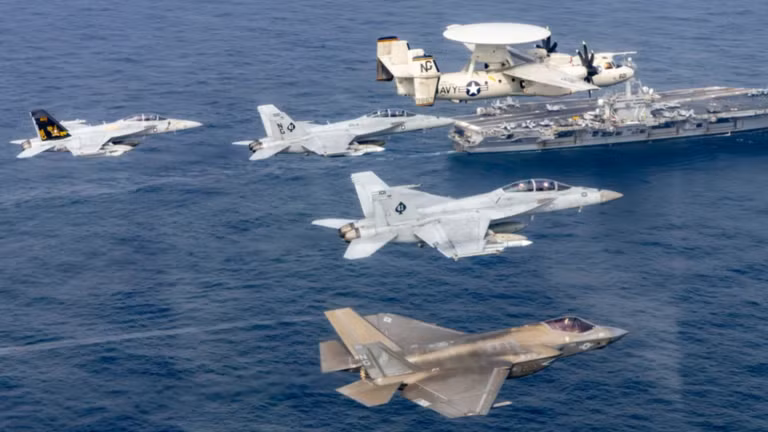Tàu sân bay lớp Nimitz USS Abraham Lincoln. Ảnh: Getty.