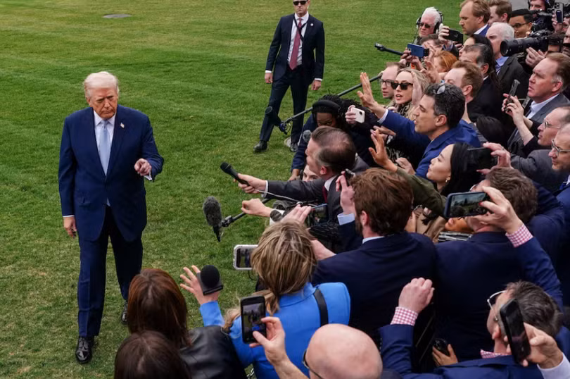 Tổng thống Mỹ Donald Trump phát biểu trước giới truyền thông khi rời Nhà Trắng đến Florida, tại Washington, D.C., Mỹ, ngày 20/3. Ảnh: Reuters.
