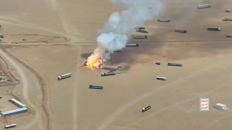 Khói bốc lên từ một chiếc xe tải đang cháy trong một vụ tấn công mà lực lượng Houthi cho là nhằm vào các xe tải đến từ lãnh thổ Arab Saudi, tại cửa khẩu biên giới với Yemen. Reuters.