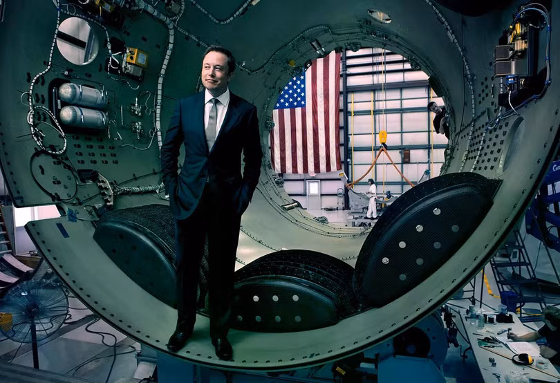 Elon Musk, đồng sáng lập Tesla và OpenAI, bên trong một phần của tên lửa SpaceX Falcon 9, tại Cape Canaveral, Florida, Mỹ năm 2010. Ảnh: Vanity Fair.
