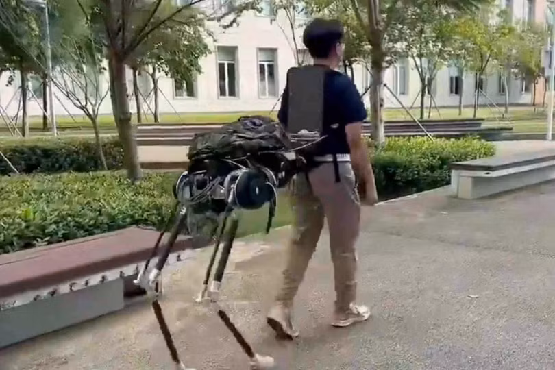 Thiết bị robot có thể đeo được này có thể giúp con người vượt qua giới hạn thể chất của họ khi đi bộ và mang vác vật nặng trong môi trường khắc nghiệt. Ảnh: SCMP.