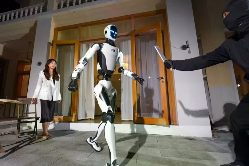 Trong một video quảng cáo do Unitree Robotics phát hành hôm 21/10, robot H2-X bảo vệ một người phụ nữ khỏi kẻ đột nhập cầm dao. Ảnh: SCMP.