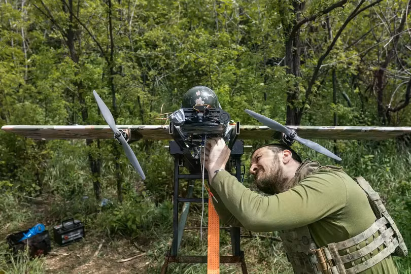 Một binh sĩ Ukraine chuẩn bị máy bay không người lái tấn công Bliskavka ở Donetsk. Ảnh: Getty.