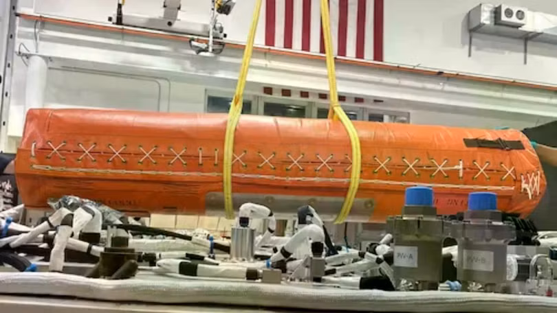 Phao cứu sinh UNI-PAC III đang được kiểm tra độ vừa vặn trên khoang tàu Starfall của SpaceX. Ảnh: SpaceX.
