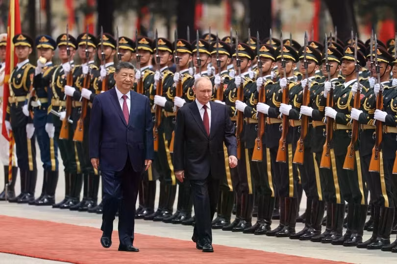 Tổng thống Nga Vladimir Putin và Chủ tịch Trung Quốc Tập Cận Bình duyệt đội danh dự trong buổi lễ đón tiếp tại Đại lễ đường Nhân dân ở Bắc Kinh hôm 20/5. Ảnh: Reuters.