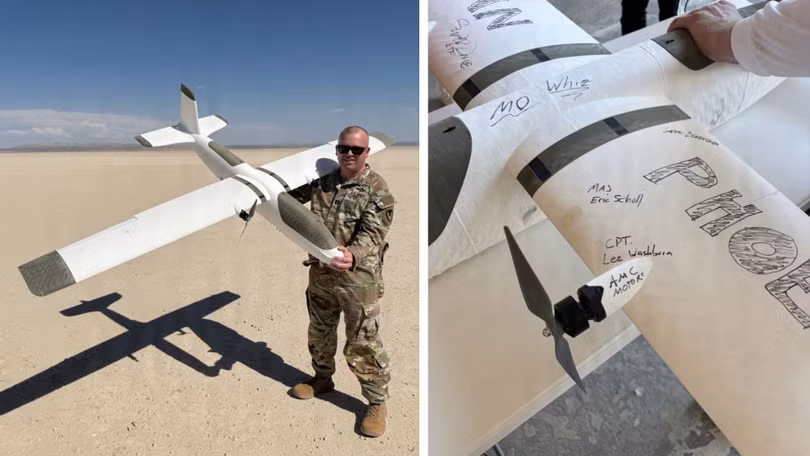 Đại úy Lee Washburn, sĩ quan liên lạc quân sự của AMC về sản xuất drone cỡ nhỏ (sUAS), đang cầm một hệ thống drone chạy bằng pin. Ảnh: Quân đội Mỹ.