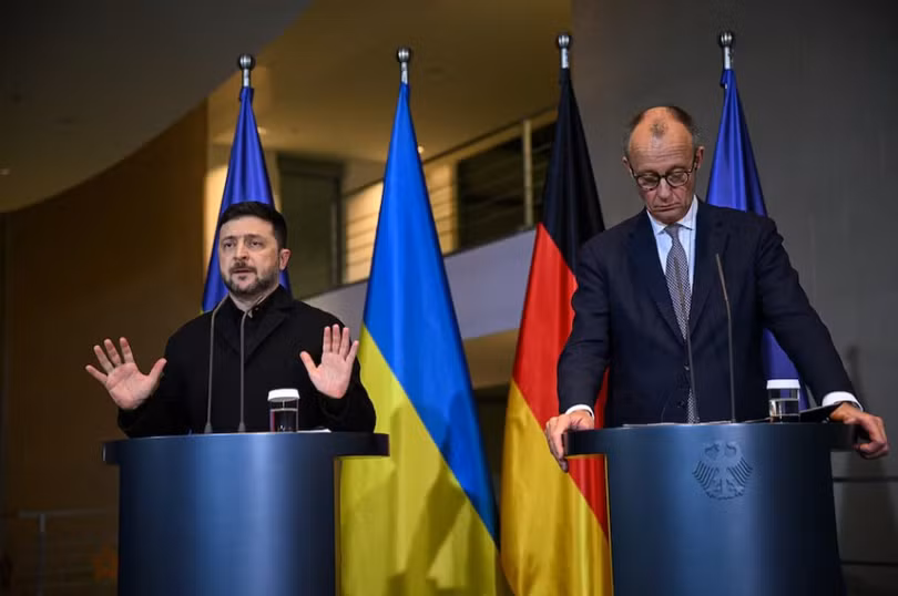 Thủ tướng Đức Friedrich Merz và Tổng thống Ukraine Volodymyr Zelenskiy tham dự cuộc họp báo tại Phủ Thủ tướng ở Berlin, Đức, ngày 15/12. Ảnh: Reuters.