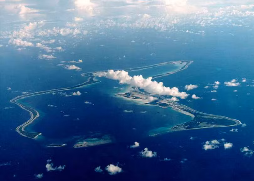 Ảnh tư liệu cho thấy Diego Garcia, hòn đảo lớn nhất trong quần đảo Chagos và là nơi đặt một căn cứ quân sự lớn của Mỹ ở giữa Ấn Độ Dương, được thuê từ Anh vào năm 1966. Ảnh: Reuters.