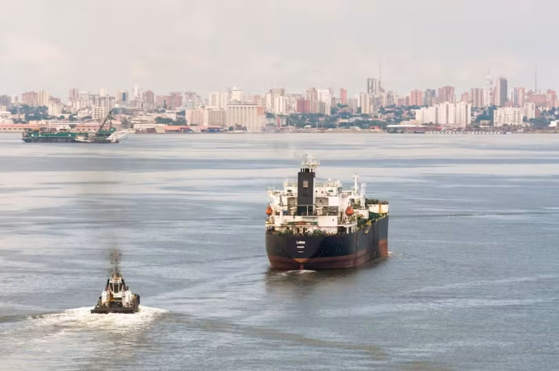 Một tàu chở dầu đang di chuyển trên hồ Maracaibo, thuộc tỉnh Cabimas, Venezuela ngày 14/10/2022. Ảnh: Reuters.