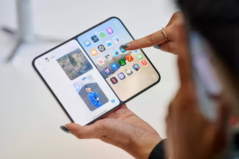 iPhone Duo màn hình gập của Apple được ra mắt trong sự kiện đặc biệt của Apple tại Nhà hát Steve Jobs trong khuôn viên Apple Park ở Cupertino, California, Mỹ, hôm thứ Tư. Ảnh: EPA
