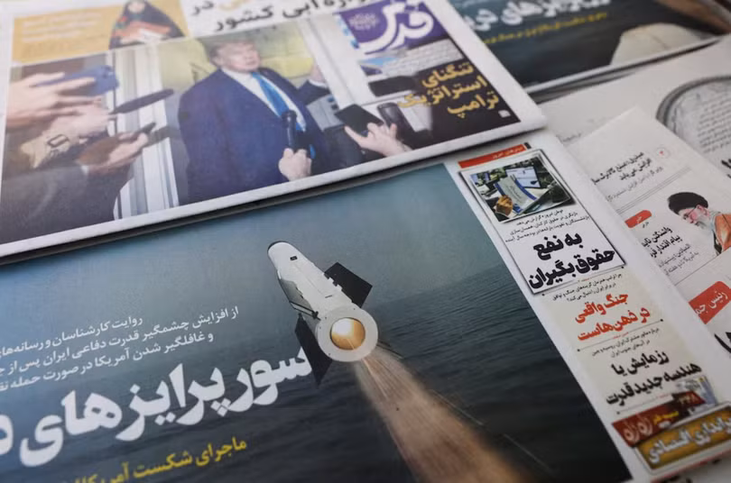 Một tờ báo Iran với ảnh bìa là hình một quả tên lửa được chụp tại Tehran, Iran ngày 19/2. Ảnh: Reuters.