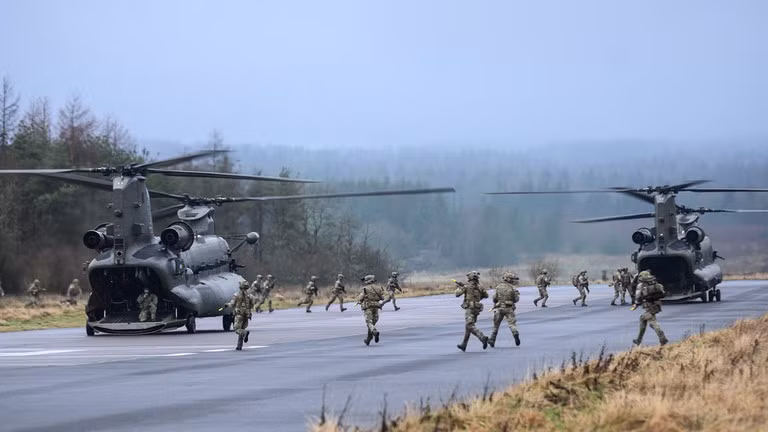 Lực lượng đặc nhiệm Anh tham gia cuộc tập trận của NATO tại Otterburn, Anh ngày 31/1. Ảnh: Getty.
