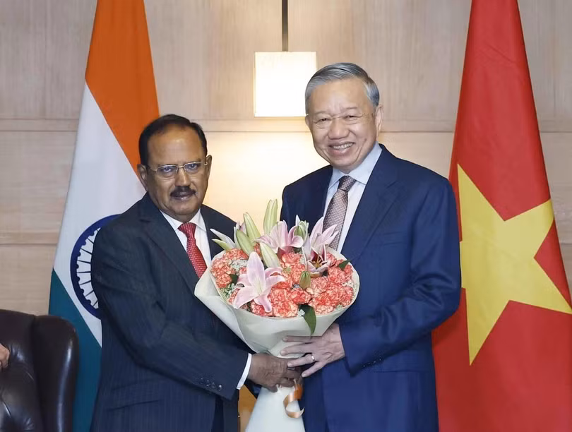 Cố vấn An ninh Quốc gia Ấn Độ Ajit Doval tặng hoa Tổng Bí thư, Chủ tịch nước Tô Lâm (Ảnh: Thống Nhất/TTXVN).