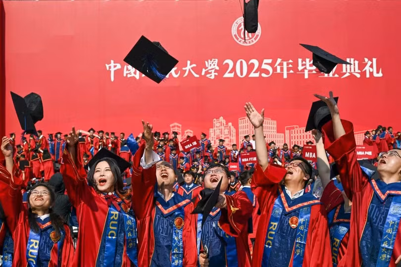 Các sinh viên tốt nghiệp ăn mừng sau lễ tốt nghiệp tại Đại học Nhân dân Trung Quốc ở Bắc Kinh. Ảnh: Xinhua.