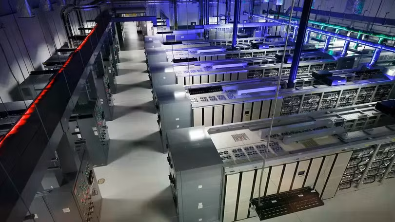 Các trung tâm dữ liệu cần hệ thống lưu trữ năng lượng công suất cao để quản lý khối lượng công việc biến động. Ảnh: Getty.