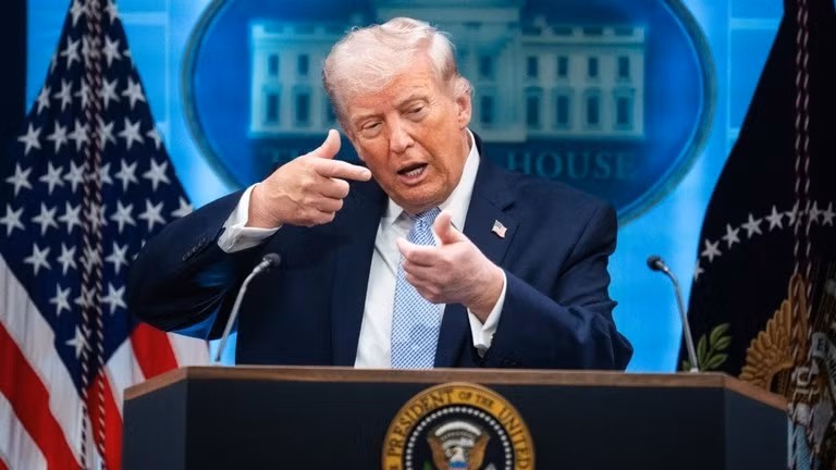 Tổng thống Mỹ Donald Trump bắt chước động tác bắn súng trong cuộc họp báo tại Nhà Trắng về cuộc chiến với Iran, ngày 6/4. Ảnh: Getty.