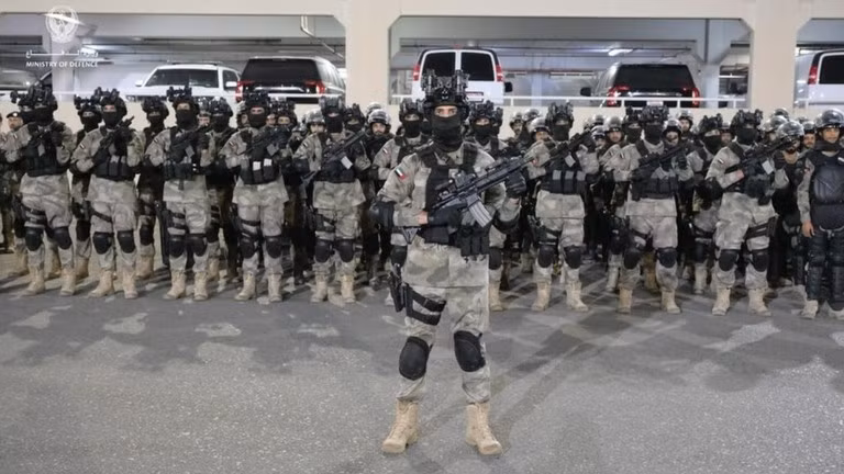 Binh sĩ UAE trong một cuộc điểm danh. Ảnh: Getty.