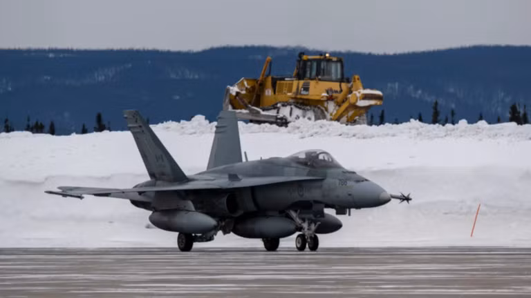 Một chiếc máy bay chiến đấu CF-18 của Không quân Hoàng gia Canada cất cánh tại Căn cứ Lực lượng Vũ trang Canada Goose Bay. Ảnh: Getty.