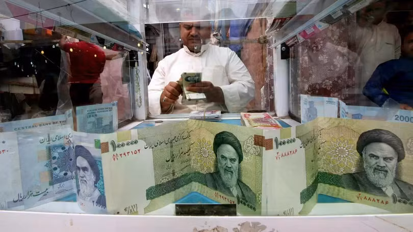Một người đàn ông đang đếm tiền rial của Iran tại một cửa hàng đổi tiền, trước khi lệnh trừng phạt của Mỹ đối với Tehran bắt đầu có hiệu lực, ở Basra, Iraq, ngày 3/11/2018. Ảnh: Reuters.