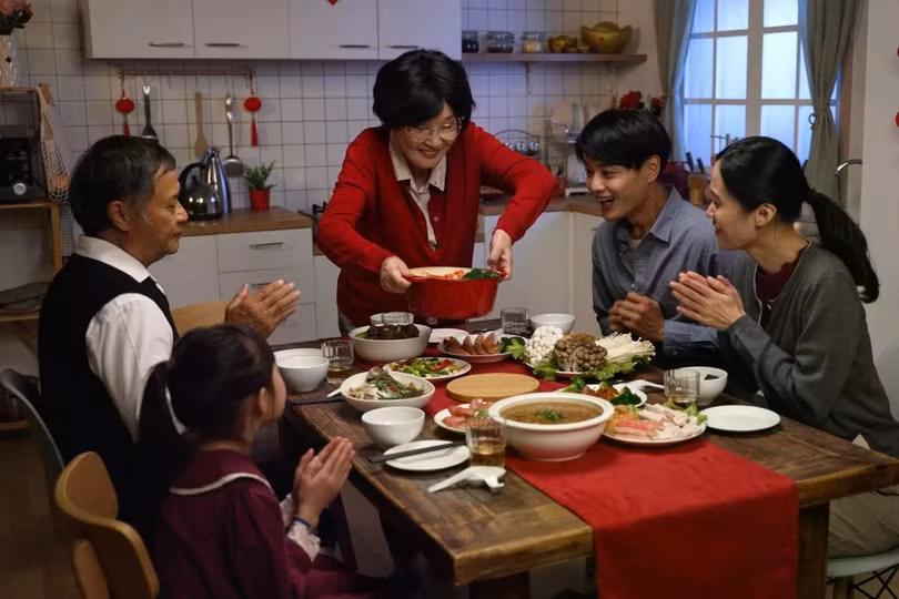 Vào đêm trước Tết Nguyên đán, theo truyền thống, gia đình thường tổ chức bữa ăn sum họp. Ảnh: Getty.