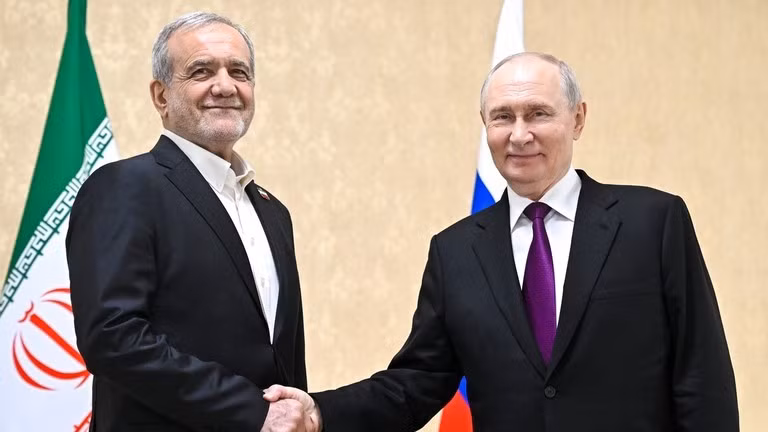 Tổng thống Nga Vladimir Putin bắt tay với người đồng cấp Iran, Masoud Pezeshkian, trước cuộc gặp tại Turkmenbashi, Turkmenistan, ngày 8/10. Ảnh: Sputnik.