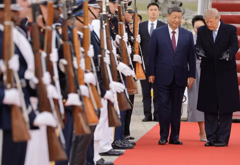 Tổng thống Mỹ Donald Trump đón tiếp Chủ tịch Trung Quốc Tập Cận Bình khi ông đến nhân chuyến thăm cấp nhà nước tại Căn cứ Liên hợp Andrews, Maryland, Mỹ, ngày 23/9. Ảnh: Reuters.