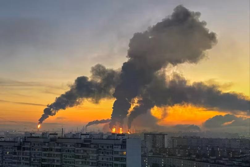 Những cột khói bốc lên từ các đám cháy tại một nhà máy lọc dầu sau cuộc tấn công bằng máy bay không người lái của Ukraine tại Moscow hôm 20/9. Ảnh: Reuters.