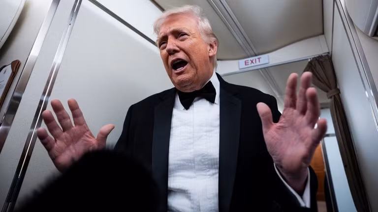 Tổng thống Mỹ Donald Trump phát biểu trước giới truyền thông trên chuyên cơ Không lực Một. Ảnh: Getty.