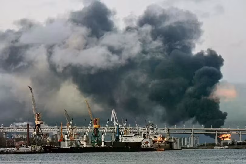 Khói bốc lên nghi ngút trên thành phố sau cuộc tấn công trên không vào kho chứa dầu ở Saint Petersburg, Nga, ngày 18/10. Ảnh: AFP.