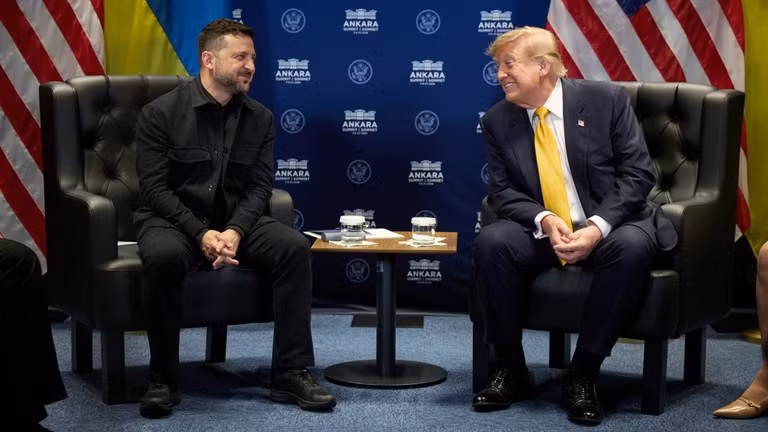 Tổng thống Mỹ Donald Trump (phải) gặp Tổng thống Ukraine Volodymyr Zelensky tại Ankara, Thổ Nhĩ Kỳ, ngày 8/7. Ảnh: Getty.