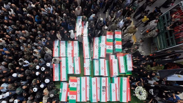 Lễ tang các nạn nhân của vụ không kích vào một trường tiểu học nữ sinh ở Minab, Iran ngày 3/3. Ảnh: Getty.