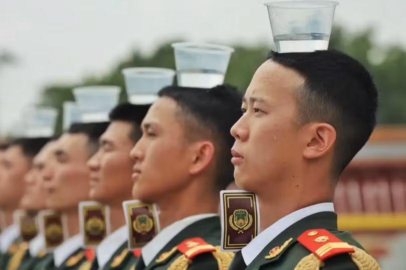 chuyen-dang-sau-nguoi-linh-trung-quoc-dung-nhu-tuong-ben-canh-air-force-one-cua-ong-trump.png