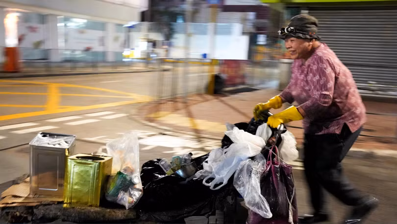 Bà Wu Sau-jing, 71 tuổi, mỗi đêm đều ra khu Hung Hom, Hong Kong để thu gom bìa carton. Ảnh: CNN.