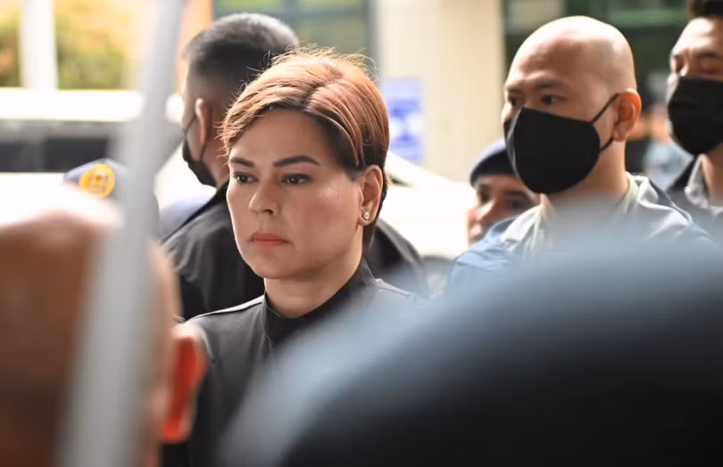 Phó Tổng thống PHilippines Sara Duterte đến Tòa án khu vực thành phố Quezon vào thứ Bảy, ngày 5/9, sau khi lệnh bắt giữ bà được ban hành. Ảnh: ABS-CBN News.