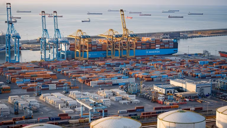 Các container vận chuyển và tàu chở hàng tại cảng Barcelona, ​​Tây Ban Nha. Ảnh: Getty.