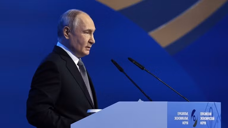 Tổng thống Nga Vladimir Putin phát biểu trước khán giả tại Diễn đàn Kinh tế Á Âu ở Astana, Kazakhstan, ngày 28/5. Ảnh: Sputnik.