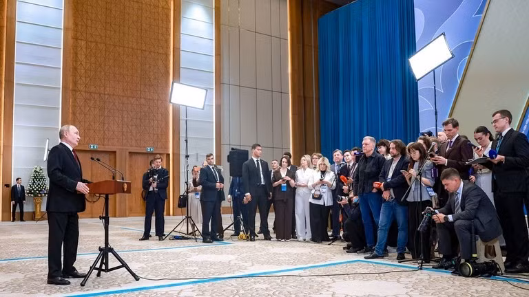 Tổng thống Nga Vladimir Putin nói chuyện với các nhà báo tại Astana, Kazakhstan, ngày 29/5. Ảnh: Sputnik.