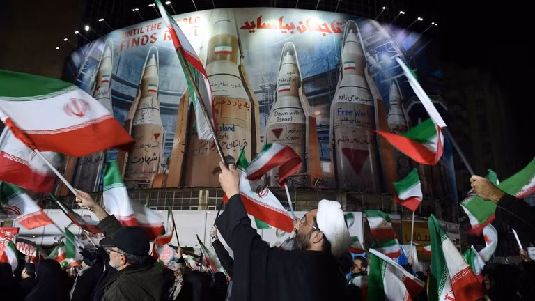 Các giáo sĩ cầm cờ Iran trong một cuộc mít tinh ở Tehran, Iran, ngày 17/3. Ảnh: Getty.
