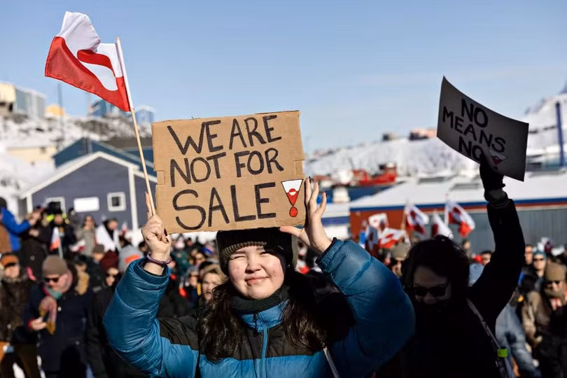 Người biểu tình trước Lãnh sự quán Mỹ tại Nuuk, Greenland, ngày 15/3/2025. Ảnh: Getty.