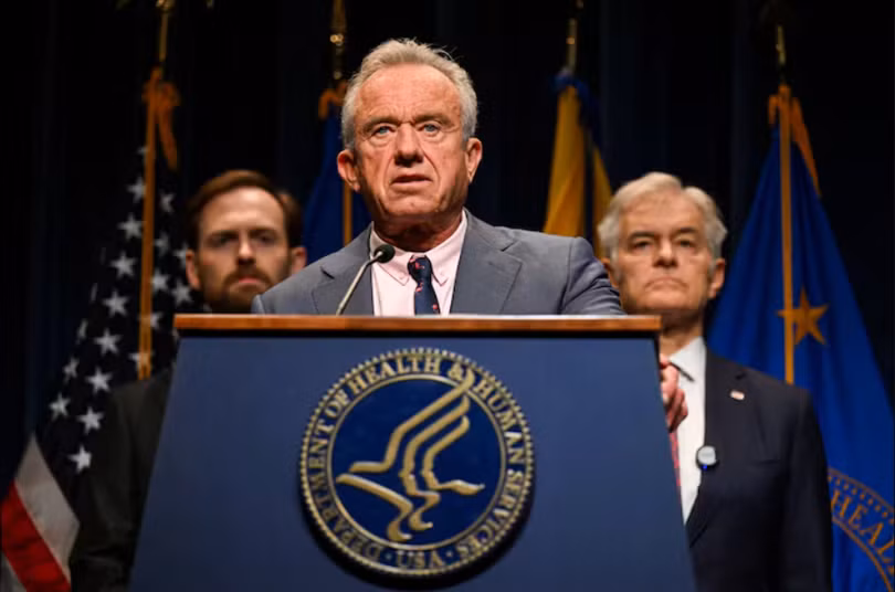 Bộ trưởng Y tế và Dịch vụ Nhân sinh Mỹ Robert F. Kennedy Jr. phát biểu tại một cuộc họp báo công bố các hành động mới nhằm chống lại gian lận, lãng phí và lạm dụng trong các chương trình y tế liên bang, tại Washington, DC, Mỹ, ngày 14/10. Ảnh: Reuters.