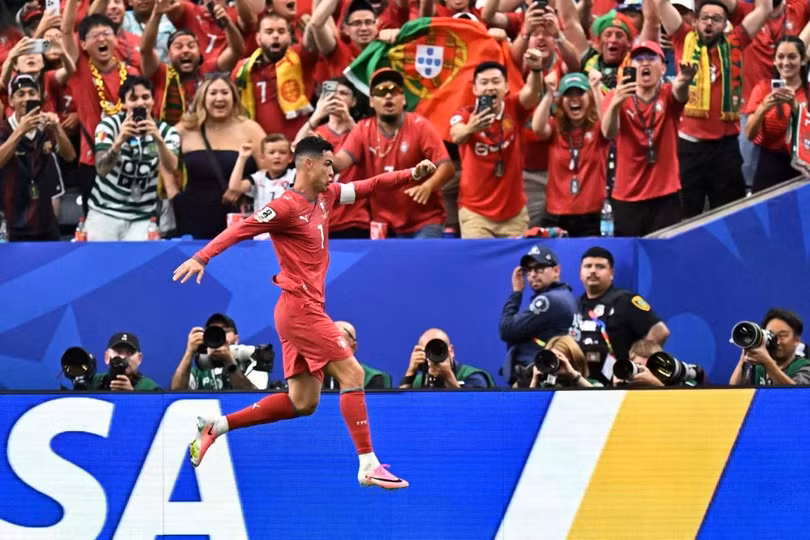 Cristiano Ronaldo ăn mừng sau khi ghi bàn thắng thứ ba cho đội tuyển của mình trong trận đấu với Uzbekistan tại sân vận động Houston hôm 23/6. Anh cũng là một thần tượng lớn của người hâm mộ bóng đá Trung Quốc. Ảnh: Reuters