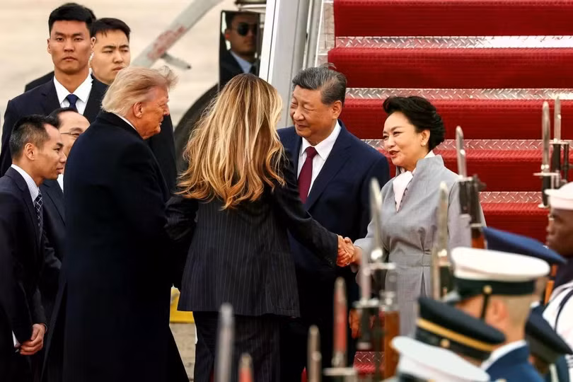 Tổng thống Mỹ Donald Trump và Đệ nhất phu nhân Melania Trump chào đón Chủ tịch Trung Quốc Tập Cận Bình và phu nhân, bà Bành Lệ Viện, tại căn cứ liên hợp Andrews hôm 23/9. Ảnh: Reuters.