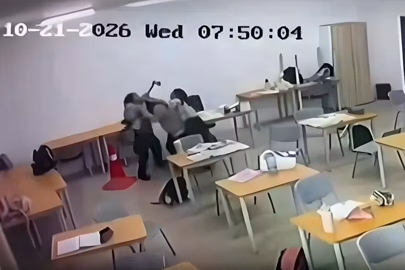 Ảnh chụp màn hình từ đoạn video được chia sẻ trên Reddit cho thấy một nam sinh 16 tuổi bị khống chế trong vụ tấn công ở Sarawak, Malaysia, hôm 21/10. Ảnh: Reddit.